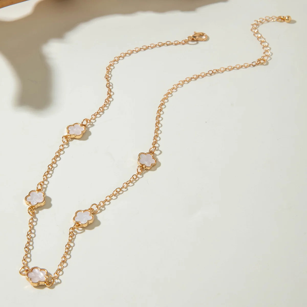 Floral design necklace 