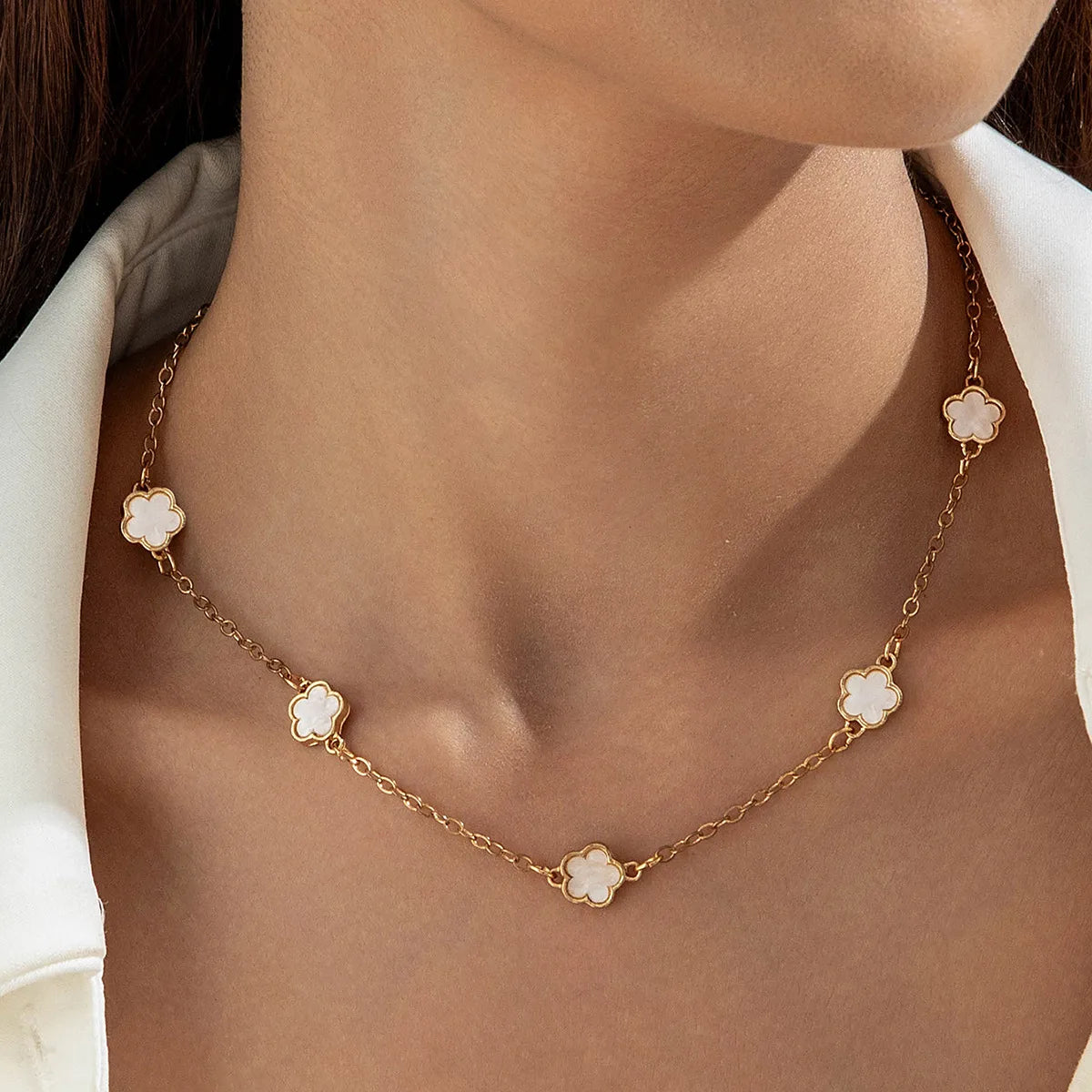 Floral design necklace 