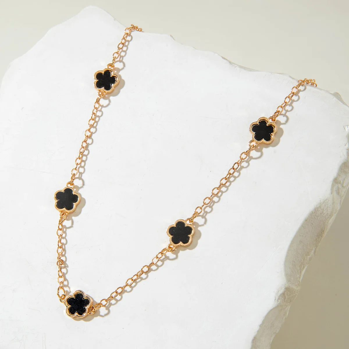 Floral design necklace 